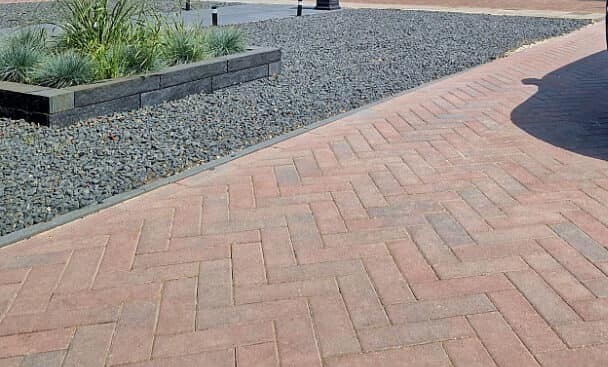 Welke tegels zijn geschikt voor mijn auto oprit?