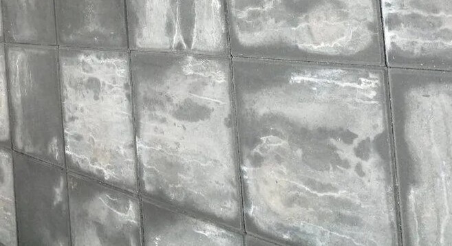 Witte vlekken op tuintegels: behandelen van kalkuitbloei